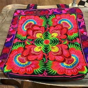 Embroidered zipper tote size 13 x 14💝🌺🌸NWT